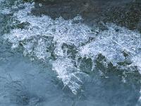 Ausschnitt aus einer Eiskristall Figur auf dem zufrierenden Lochgrabenbach